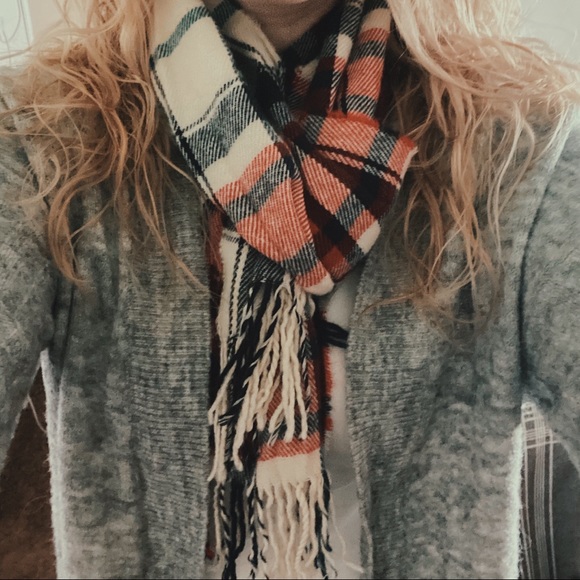 🆕 H&M | Red & Navy Plaid Scarf - Picture 2 of 4